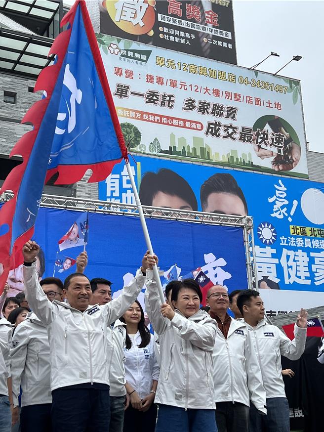 国民党总统候选人侯友宜台中竞总成立，台中市长卢秀燕及侯友宜都穿短裤上台，象徵「勇脚」、「撩落去」。（林欣仪摄）
