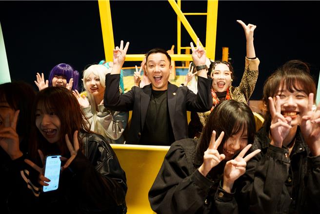 青年局長張以理（後排中）與學生學生嗨玩海盜船，也創造了社團展演的獨特記憶。（柯宗緯翻攝）