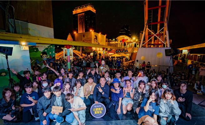 19校35組社團齊聚大立百貨空中樂園參與「雄校聯」成果發表會，打造與眾不同的成發回憶。（柯宗緯翻攝）