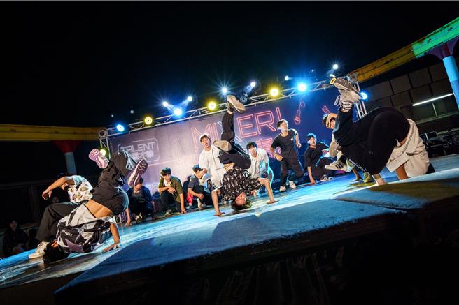 高雄中學熱舞社表演，展現青春活力。（柯宗緯翻攝）