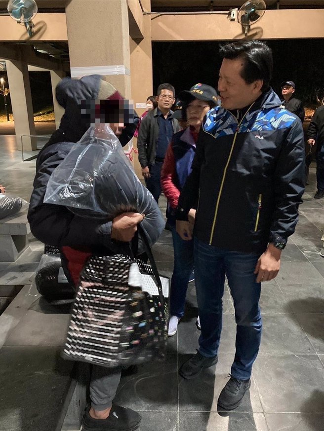 新北市副市長朱惕之16日晚間和社會局長李美珍，警消，區公所，街友外展中心，志工等，前往公園關懷街友，分送睡袋厚外套及暖暖包等。（新北市社會局提供）