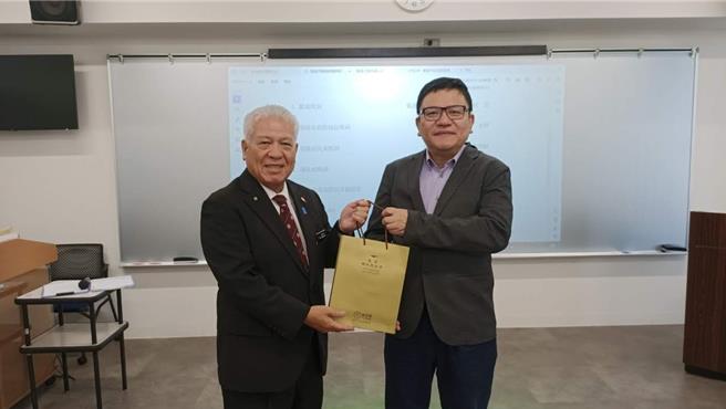 基隆市政府秘书长方定安（右）率基隆市消防局同仁，拜会日本冲绳县拜会南风原町町长兼东部消防组合副管理者赤岭正之（左）。（基隆市政府提供／张志康基隆传真）