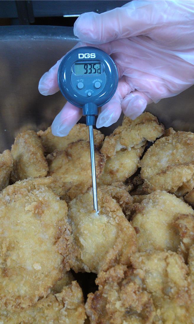 台北市教育局表示，山区学校碍于人力招募及食材採买困难，多由邻近学校中央厨房制餐，再由保温餐桶及保温餐车运送到校，通常可让餐食保持温热。（教育局提供／蔡佩珈台北传真）