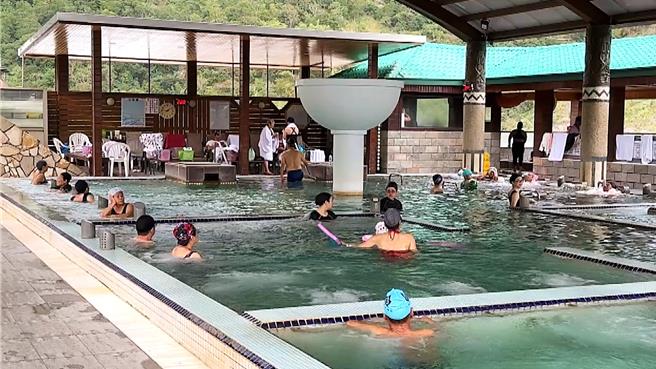 入冬首波冷气团报到，台东知本温泉区涌入泡汤客，来带提升温泉饭店住房率2至3成。（萧嘉蕙摄）