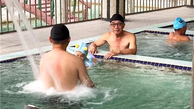 台东知本地区温泉属于碳酸盐泉，俗称「美人汤」，汤泉无色无臭，富含矿物质，泡完皮肤光滑细致。（萧嘉蕙摄）