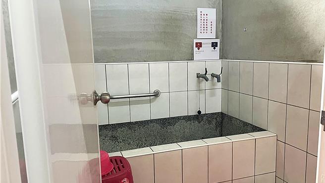 知本忠义堂温泉澡堂改建后，环境明亮整洁，提供15间个人汤屋及15间双人汤屋。（萧嘉蕙摄）