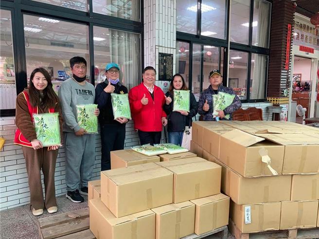 羅重盛（右三）送愛40年，今年也將持續舉辦寒冬送暖活動。（羅重盛提供／李京昇苗栗傳真）