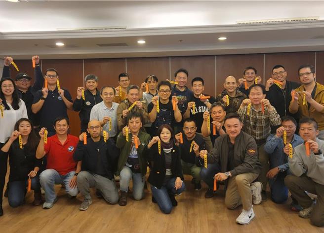 長榮航空機師近日控訴長榮航空，2011年以來實質減薪逾10％，以及為填補人力長榮航空與違法仲介串連大量引進外籍機師，宣布12月22日起發起罷工投票。（機師工會提供／蔡亞樺台北傳真）