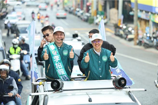 2024总统大选不到1个月，行政院长陈建仁首站车扫选定高雄楠梓出发，特别为民进党立委候选人李柏毅站台，车扫过程飘着绵绵细雨，仍不减支持者热情。（林雅惠摄）