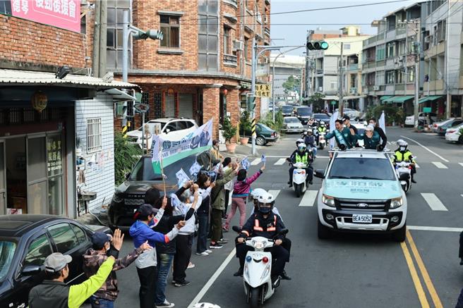 2024总统大选不到1个月，行政院长陈建仁首站车扫选定高雄楠梓出发，特别为民进党立委候选人李柏毅站台，车扫过程飘着绵绵细雨，仍不减支持者热情。（林雅惠摄）