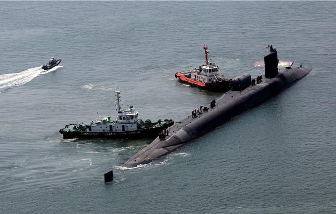 圖為美國俄亥俄級核動力潛艦「密西根號」（SSGN 727）於 2023年6月16日抵達韓國釜山港。（圖／路透社）