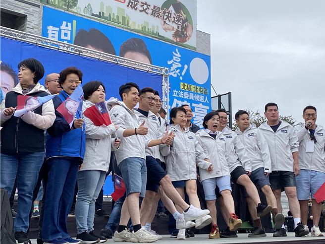 侯友宜台中竞选总部成立，寒冬开「短裤趴」朱立伦怒呛民进党。（冯惠宜摄）