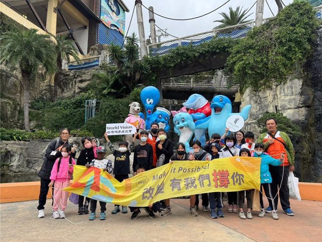花蓮遠雄悅來大飯店攜手遠雄文教公益基金會、遠雄海洋公園，邀請台灣世界展望會花蓮中心服務國小孩童，今年舉行「益起耶誕PA  FUN樂園」公益活動。（圖／花蓮遠雄悅來大飯店提供）