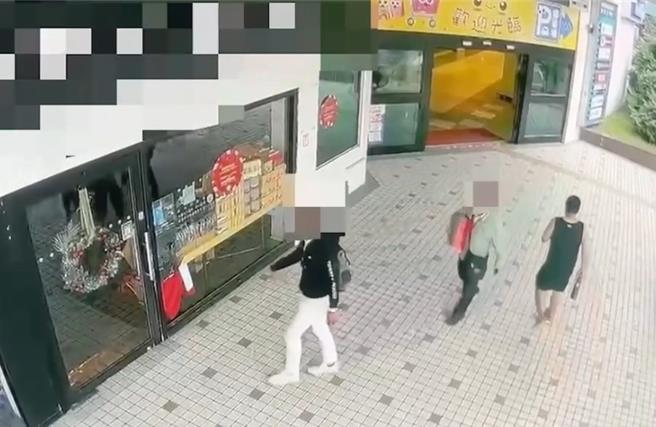 員警原先約在停車場內面交，並派員警於附近埋伏，卻突然接到郭男電話表示對方突然更改地點至對面商業大樓內的咖啡廳。（新北市土城警分局提供／劉瑋晴新北傳真）