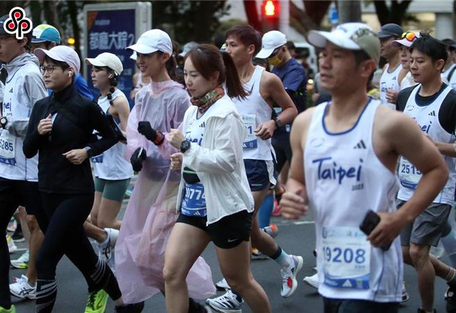 「2023台北馬拉松」17日在台北市政府前廣場登場，今年賽事匯集國內外2.8萬名長跑健將參賽，選手們在鳴槍後賣力奔向終點。（趙雙傑攝）