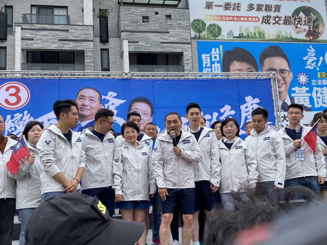 侯友宜台中竞选总部成立，寒冬开「短裤趴」朱立伦怒呛民进党。（冯惠宜摄）