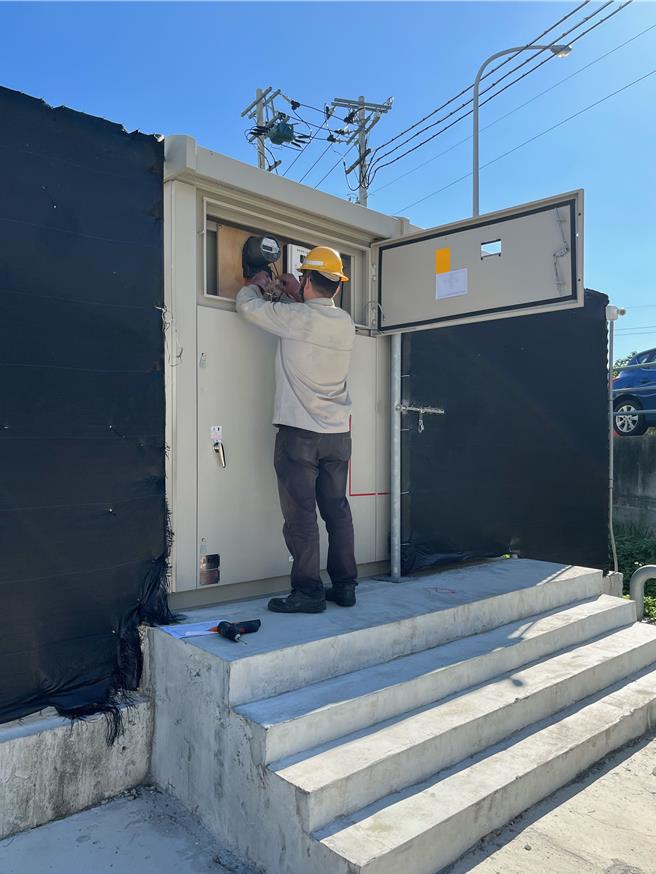 县府会同台电公司到场拆除电表。（苗栗县政府提供／李京升苗栗传真）