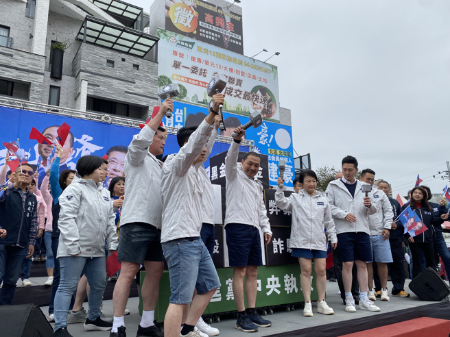 侯友宜台中竞选总部成立，寒冬开「短裤趴」朱立伦怒呛民进党。（冯惠宜摄）