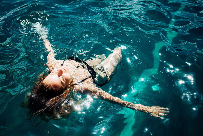 韩国网友听导游建议在水面上摆拍，没想到照片看起来犹如「4具浮尸」。（示意图／达志影像）