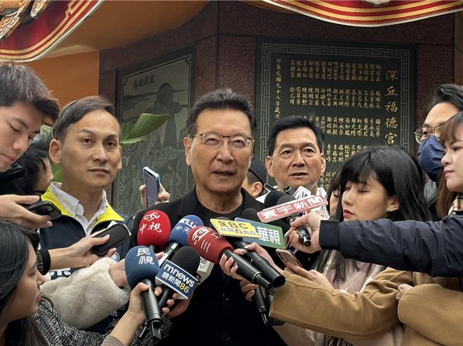 国民党副总统参选人赵少康，今出席国民党总统候选人侯友宜，与国民党籍新北市板桥区立委参选人叶元之的联合竞选总部时受访。（张薷摄）