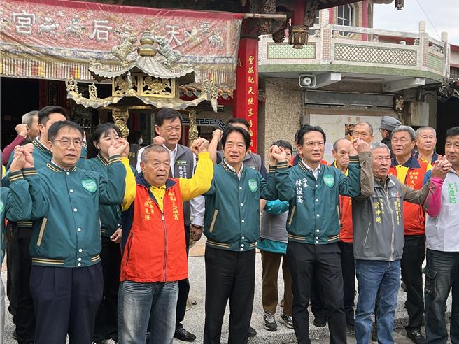 民进党总统候选人赖清德17日在民进党立委林俊宪等人的陪同下回防本命区，一口气参拜5间庙宇，从中西区府城隍庙开始，再到南区盐埕天后宫、盐埕北极殿、湾里万年殿、喜树万皇宫。（洪荣志摄）