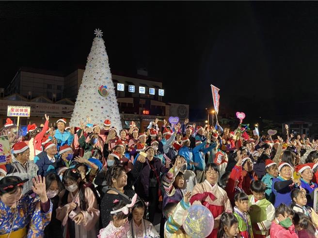 田中火車站前下雪了！耶誕節倒數，各地開始妝點華麗又溫馨的耶誕燈飾，彰化縣田中鎮公所就在車站前，打造8米高的「雪白」耶誕樹。（田中鎮公所提供／吳建輝彰化傳真）