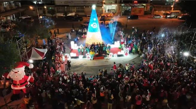 雪白的耶誕樹白天看宛如白雪覆蓋，夜晚則有絢爛的LED及激光投射，絢爛出七彩的光芒，吸引許多民眾前往打卡拍照。（田中鎮公所提供／吳建輝彰化傳真）