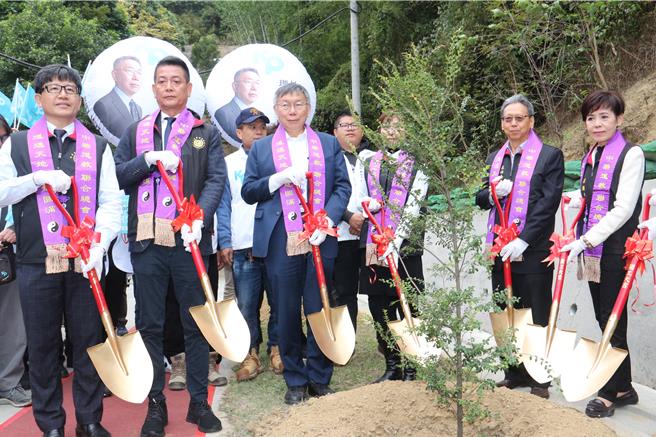 民眾党总统参选人柯文哲今天前往苗栗通霄镇参香。（李京升摄）