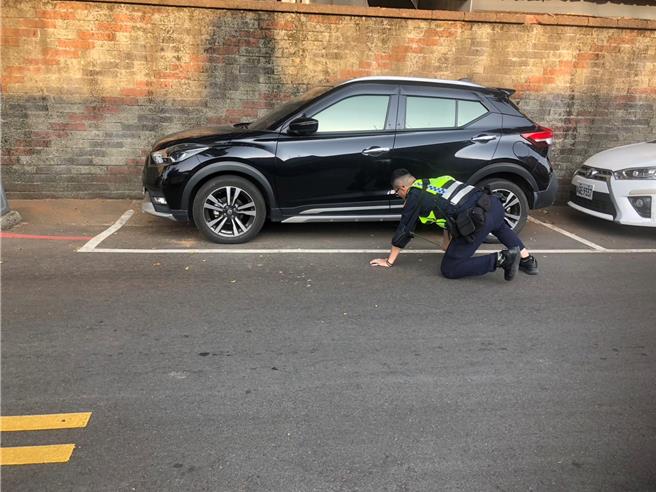 台中市傅姓婦人騎車外出途中錢包掉落，50張千元大鈔隨風飛散，第三分局立德派出所警員獲報協助，跪地從車底取回最後1張千鈔，分毫不差全數歸還婦人。（王煌忠攝）