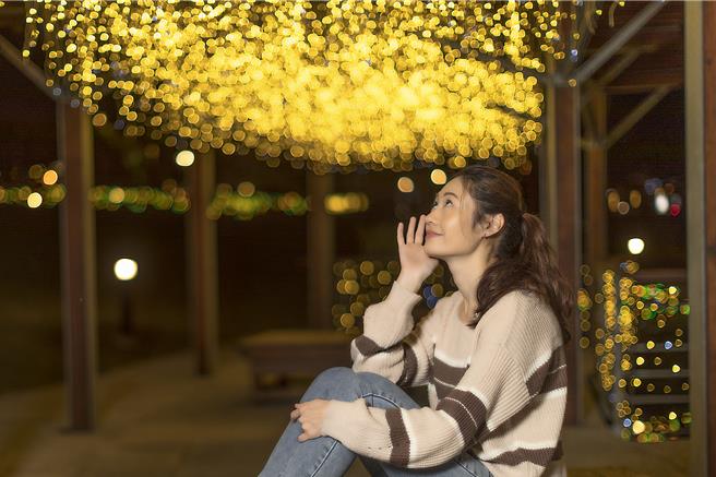 「2023東興圳光藝節」沿線廊道涼亭「螢光點點」。（羅浚濱攝）