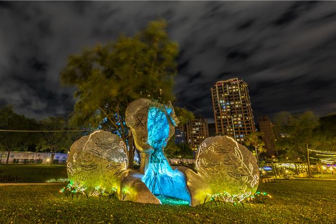「2023東興圳光藝節」西班牙藝術家邵曉露的作品《生命的呼吸》，搭配音樂和燈光色彩的變化充滿藝術氣息。（羅浚濱攝）