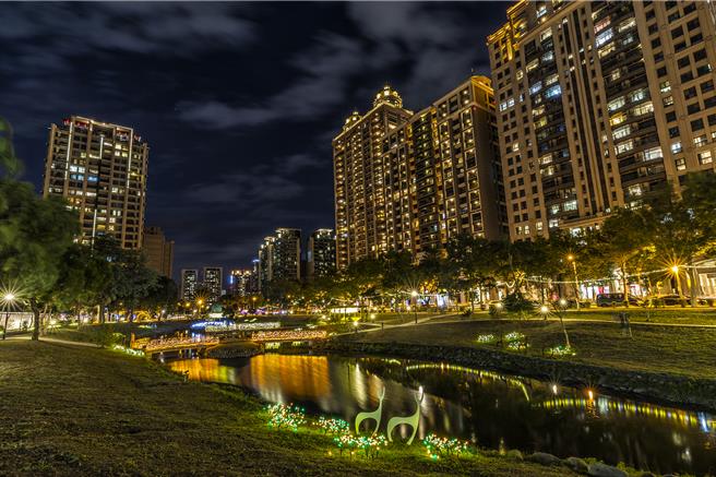 「2023東興圳光藝節」沿著水岸設置的小鹿群及蒲公英，是興隆國小學生與民眾共同創作「綠野仙蹤」。（羅浚濱攝）