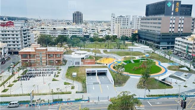 彰化縣政府爭取前瞻補助，打造縣內首座公有公園與停車場共存的彰化市延平公園地下停車場，將有302席汽車停車位、268席機車停車格，斥資4億3285萬打造，去年底動工後民眾期待。（吳建輝攝）