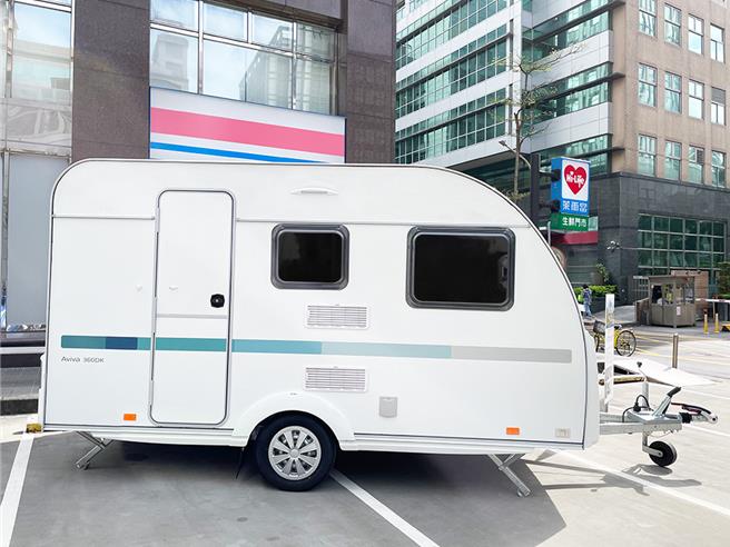 莱尔富携手ADRIA Taiwan于《祥龙瑞气》年菜预购专刊祭出超商独家的「豪华露营车」预购新服务。（莱尔富提供／朱世凯台北传真）