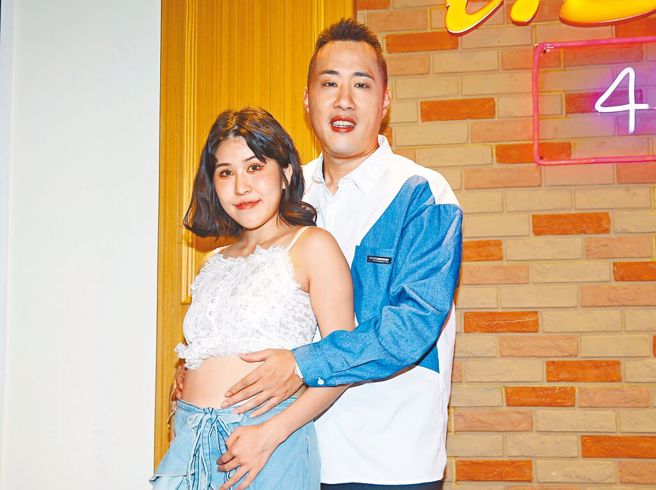 余祥銓抱女兒打針，心疼落下男兒淚。余祥銓（右）貼心呵護老婆柔柔。（本報資料照／粘耿豪攝）