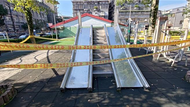基隆市七堵區永平公園滑梯日前造成4名孩童擦傷，基隆市政府表示將代向承攬廠商求償，後續也將針對有關人員進行人事調整。（翻攝照片／張志康基隆傳真）