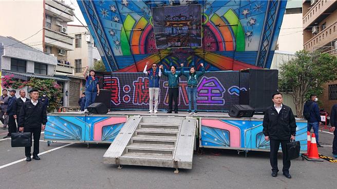 民进党总统候选人赖清德（中）17日参拜北区慈云寺，在台上与寺庙主委杨木全（左）、民进党台南市立委四选区参选人林宜瑾（右）一起举手高喊冻蒜。（程炳璋摄）