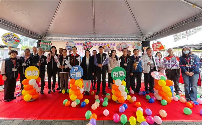 台中市衛生局17日舉辦「112年藥事照護暨用藥安全成果發表會」，公開成果，也表揚基層藥師們熱心投入用藥安全宣導及藥事照護服務。（台中市衛生局提供／馮惠宜台中傳真）