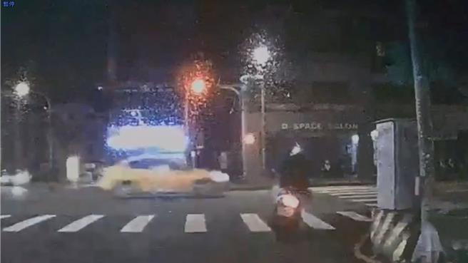 王姓騎士連闖2紅燈還毆打警，遭壓制卻暴斃亡。(翻攝照片／蔡依珍桃園傳真)