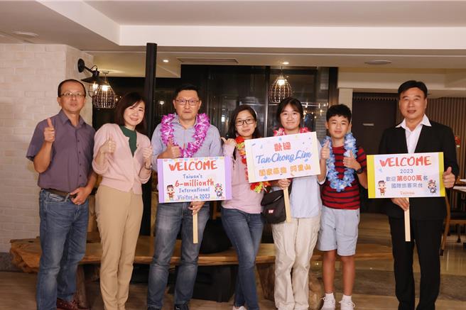 嘉義市政府觀光新聞處長張婉芬（左二）歡迎Tan Chong Lim一家人入住嘉義市的酒店。（嘉義市政府提供／廖素慧嘉市傳真）