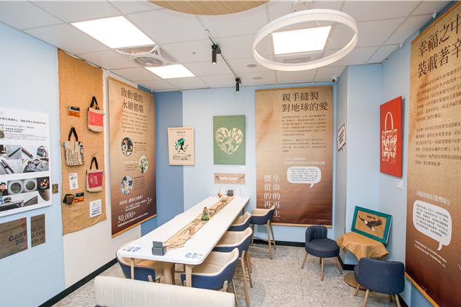 全家与芦苇女力合作，于FamiSupe店型、第4000店板桥广荣店规画咖啡麻布袋展览，宣导永续循环、绿色消费概念。（全家提供／朱世凯台北传真）