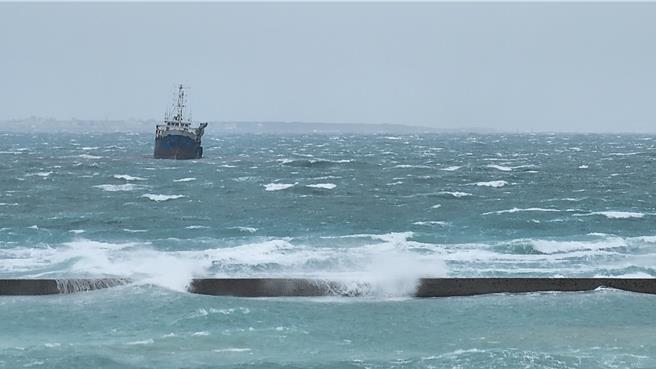 2023年12月17日澎湖縣／喀麥隆籍「HAISHOU」貨輪因機械故障失去動力漂流，在17日下午於著名的澎湖後寮天堂路外淺灘擱淺中，岸巡人員於岸際監控。（許逸民攝）