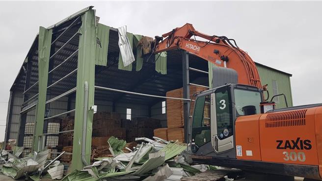 怪手進行違建拆除工作。（都發局提供／蔡依珍桃園傳真）