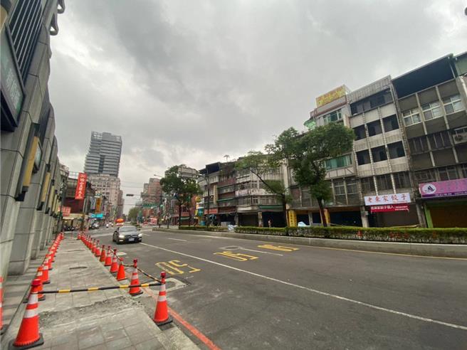 民族陸橋於17日清晨拆除，讓板橋民族路及中和中山路3段街景豁然開朗，呈現嶄新市容面貌。（工務局提供）