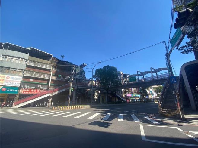 服務41年的板橋區民族陸橋功成身退，工務局養工處於17日清晨全部拆除。（工務局提供）