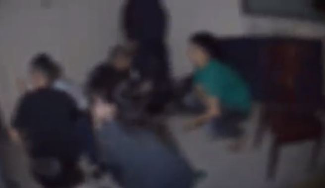 高雄民宅暗藏職業賭場「雇小巴接送」，警破門逮30賭客。（翻攝自影片）