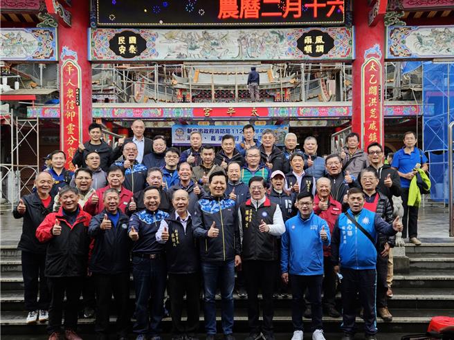 新北市副市长朱惕之亲自出席，一起参加登山健行及祈福活动，慰勉警、义消同仁们对消防工作的支持及各项救灾作为的努力。（新北市消防局提供）