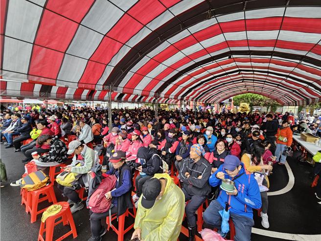 新北市消防局17日上午于新店区太平宫举行消防、义消登山健行，约有上千人参加。（新北市消防局提供）
