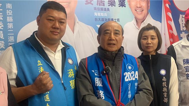 立法院前院长王金平(中)17日到南投帮南投二选区立委参选人游颢扫街拜票助选，坦言已跟南投县议长何胜丰相约见面，但仅表示两人就是「叙旧聊天」。（曾雪蒨摄）