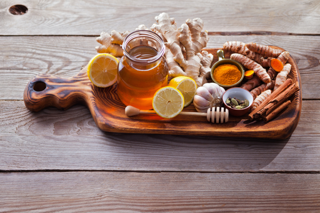 气温骤降，许多人都出现手脚冰冷的不适情况，医师傅裕翔就推荐，不妨多吃4种帮助身体保暖的发热食物。（示意图／Shutterstock）